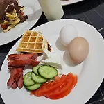 Square 11 טיראנה